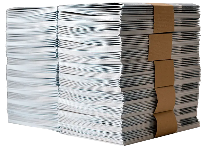 Pile de brochures ou de livrets agrafés, emballés avec des bandes de carton marron