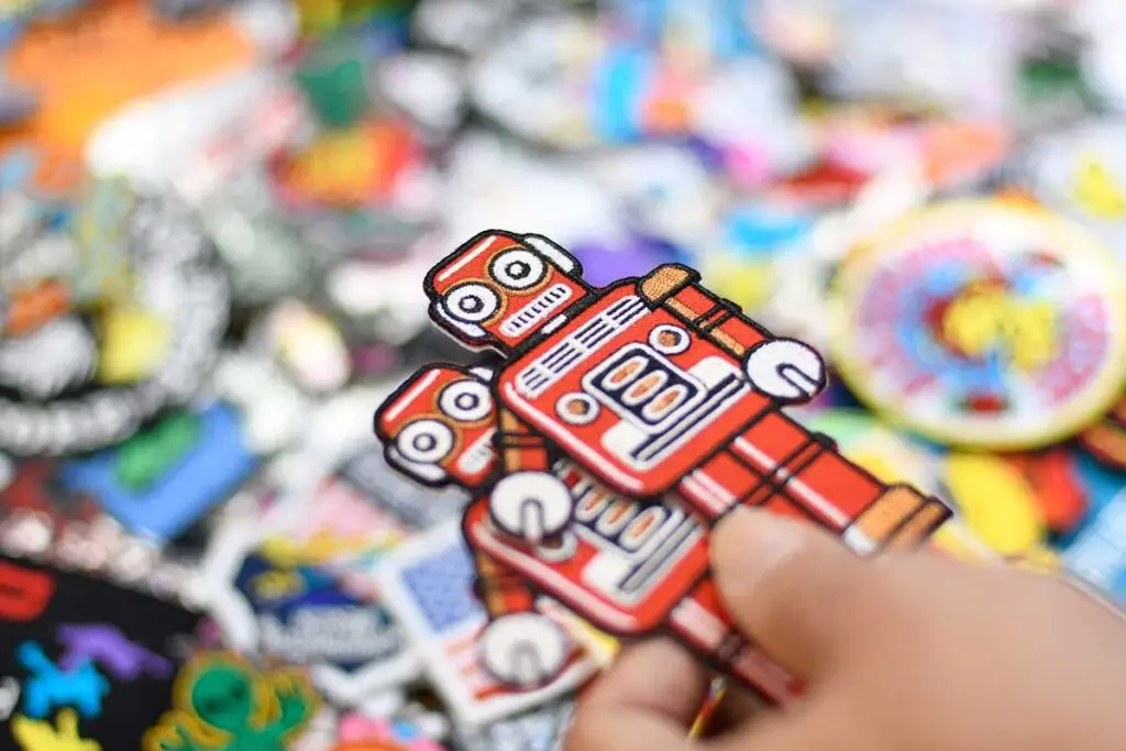 Main tenant des badges imprimés personnalisés pour événement