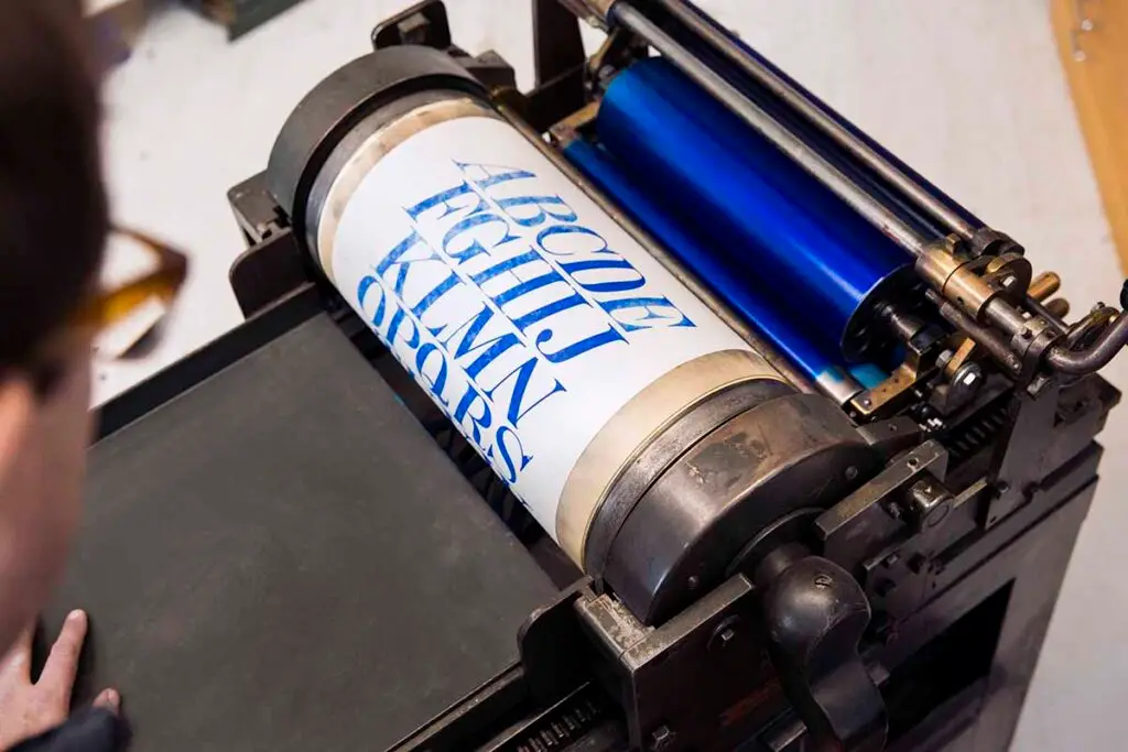 Cylindre d’impression offset enduit d’encre bleue industrielle